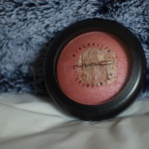 MAC Semi Precious Rose Quartz Skinfinish